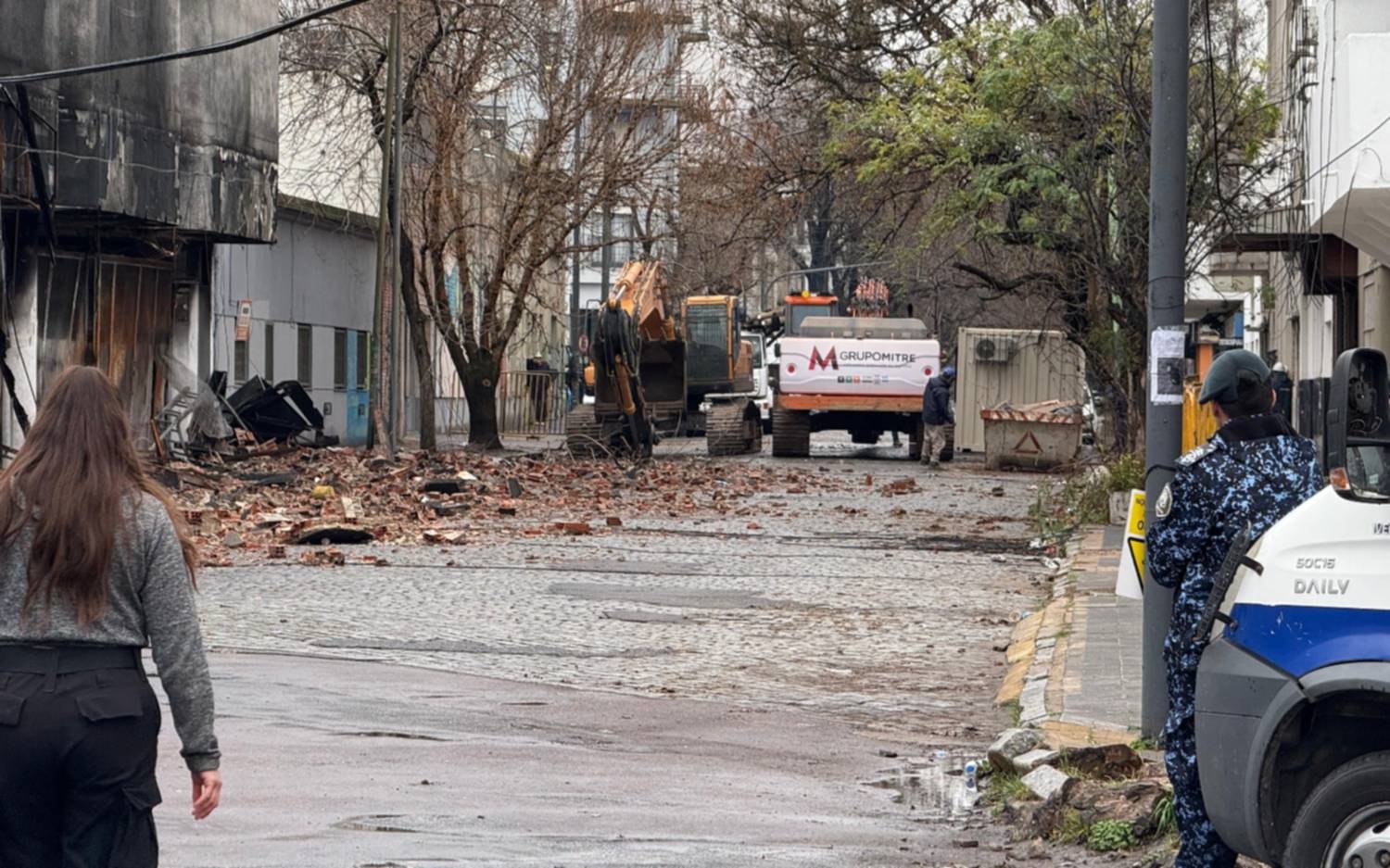 Grúas, excavadoras y demoledores operados por especialistas: el operativo para derribar la estructura del incendio en La Plata